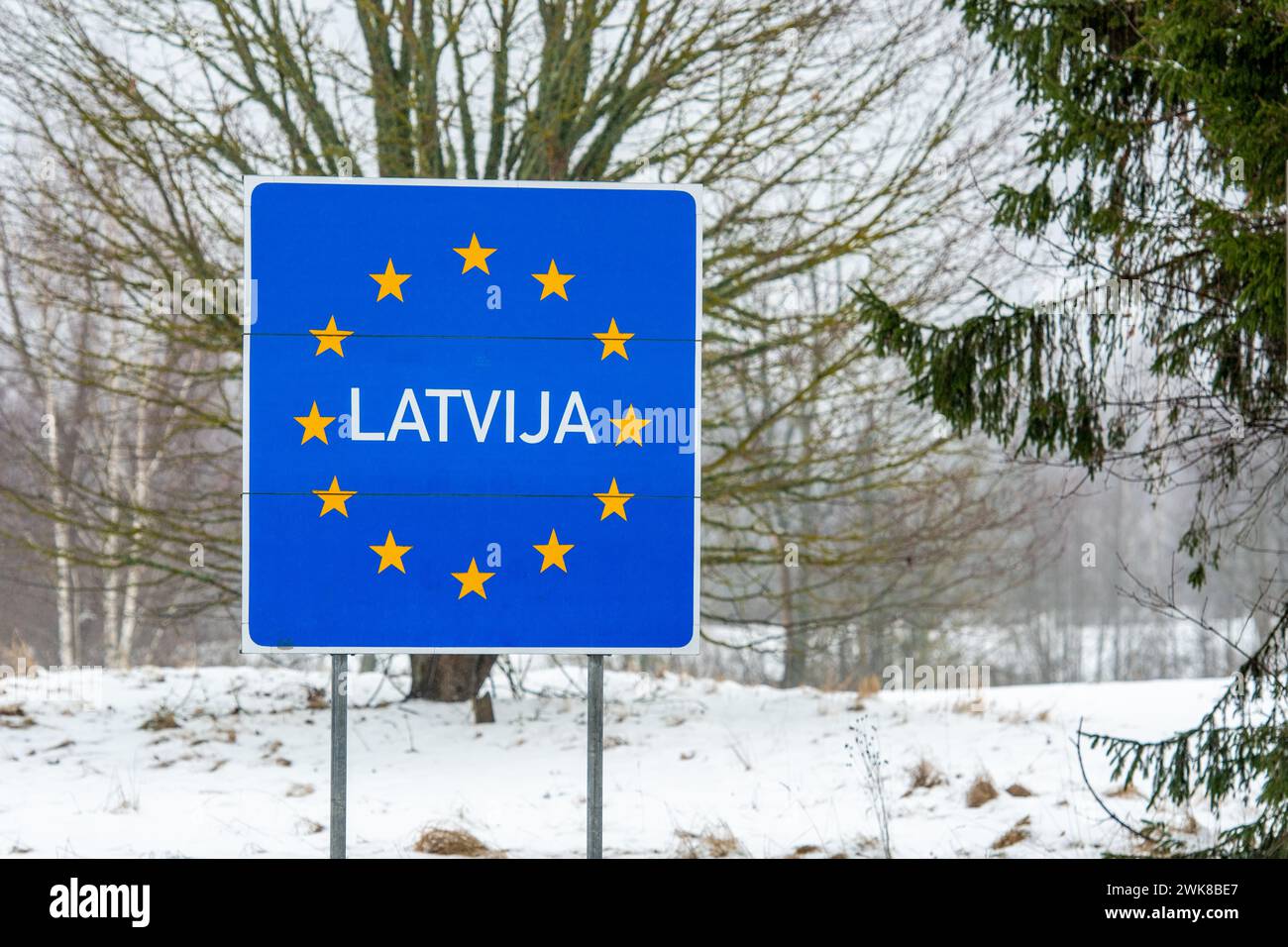 Panneau routier frontalier letton, pays baltes, Union européenne, vertical Banque D'Images