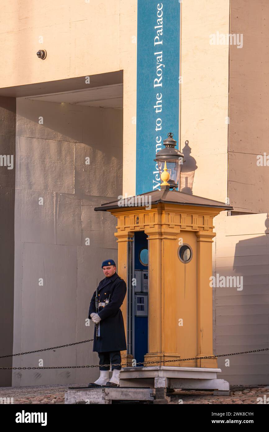Garde Royale suédoise en uniforme d'hiver bleu marine protégeant le Palais Royal de Stockholm. Garde debout devant la cabine de garde Banque D'Images