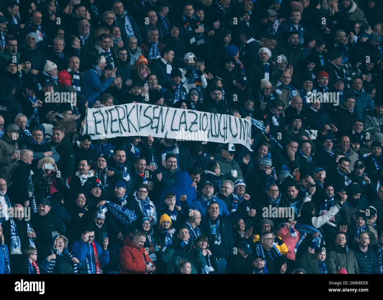 Bochum, Vonovia Ruhrstadion, 19 février 2024 : Bochumer zeigen mit einem Plakat die drei Niederlagen der Bayern in Folge gegen Leverkusen, Lazio und Bochum Banque D'Images