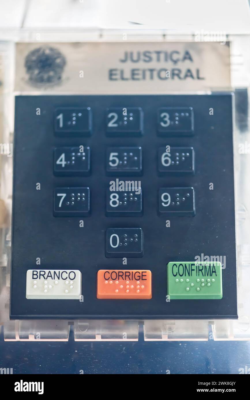 Machine à voter électronique Justica Eleitoral au Brésil. L'ex-président Bolsonaro affirme que les machines à voter utilisées au Brésil sont sujettes à la fraude Banque D'Images