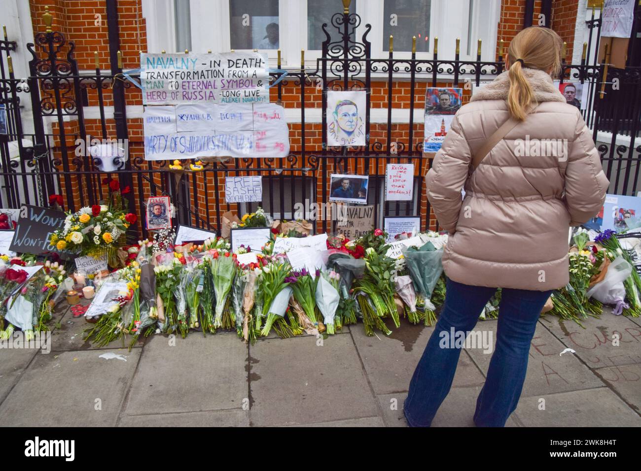 Londres, Angleterre, Royaume-Uni. 19 février 2024. Les partisans d'Alexei Navalny continuent de laisser des fleurs et des hommages au mémorial de fortune en face de l'ambassade de Russie à Londres après la mort du chef de l'opposition en prison en Russie. Crédit : ZUMA Press, Inc/Alamy Live News Banque D'Images