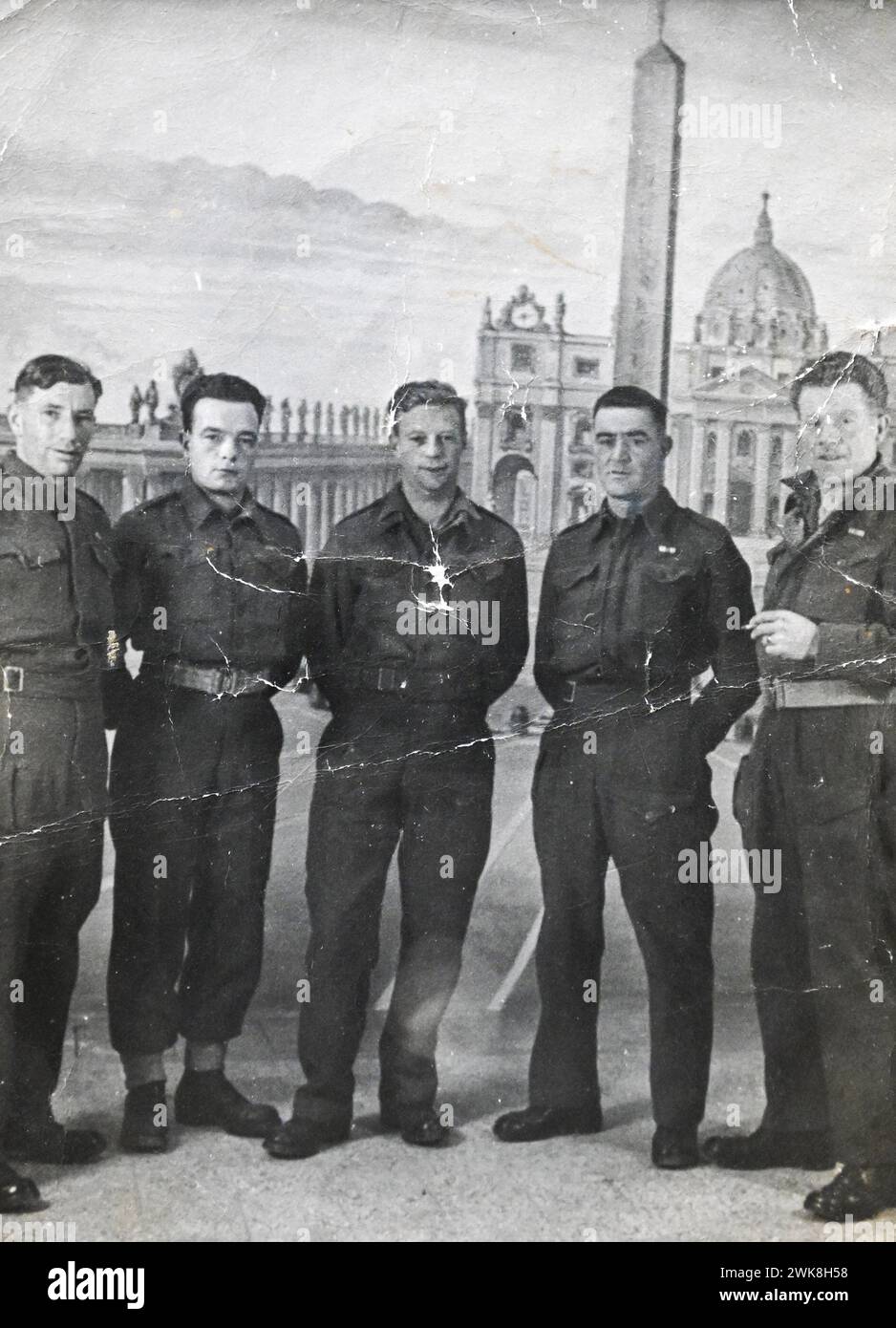 Soldats de la seconde Guerre mondiale posant pour une photographie pendant leurs vacances à Rome après avoir servi en Afrique du Nord et en Italie dans les années 1940 Banque D'Images