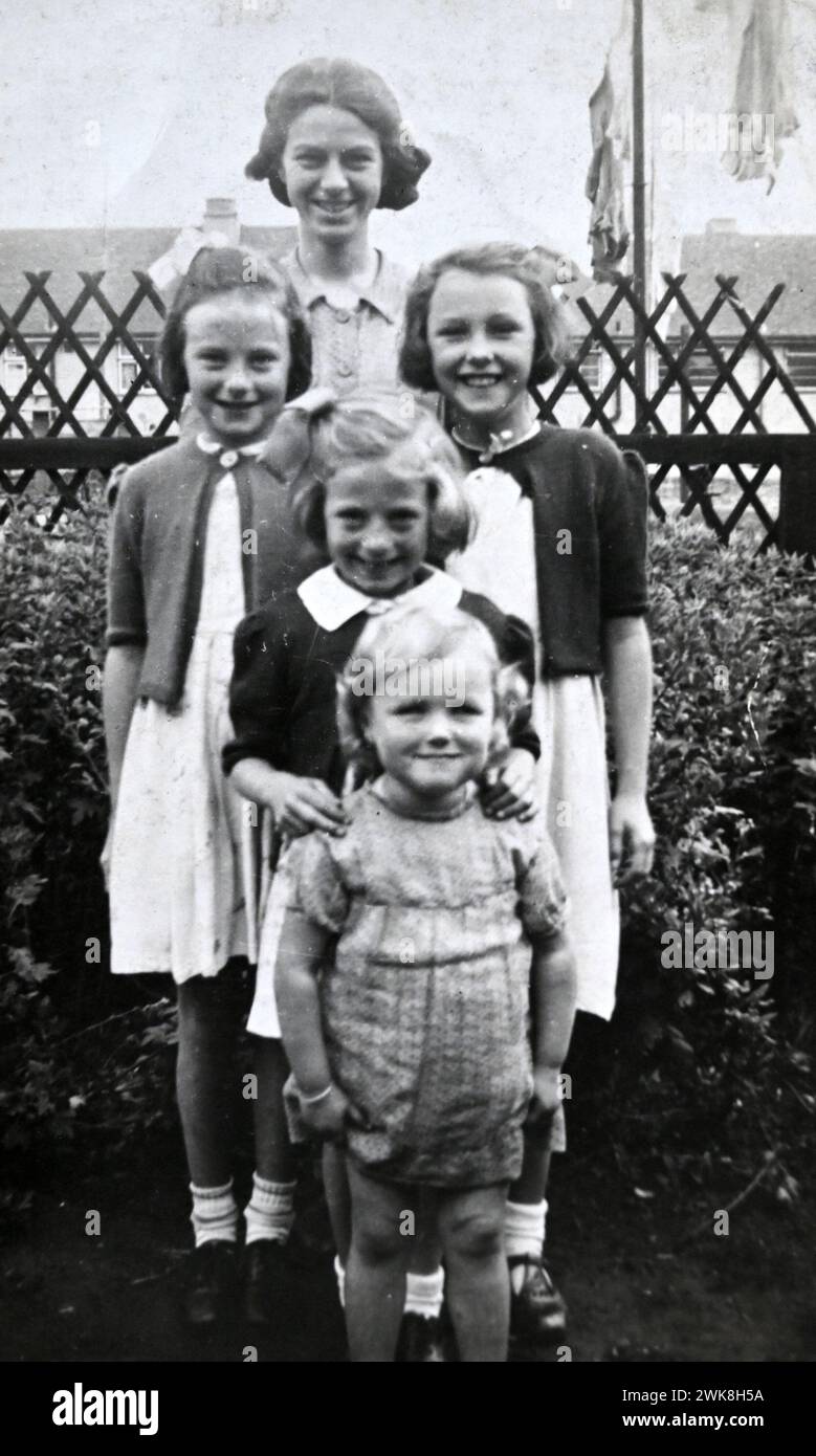 Vieille photographie de jeunes enfants à la fin des années 1930 et 1940 pendant la seconde Guerre mondiale Banque D'Images