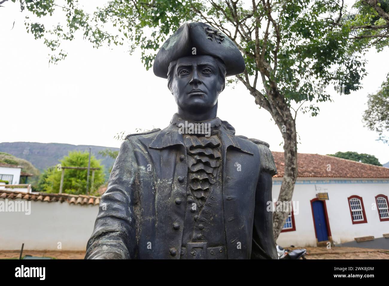 Tiradentes, Minas Gerais, Brésil - 07 octobre 2023 : statue en métal Tiradentes représentant la jeune enseigne sur une voie publique Banque D'Images