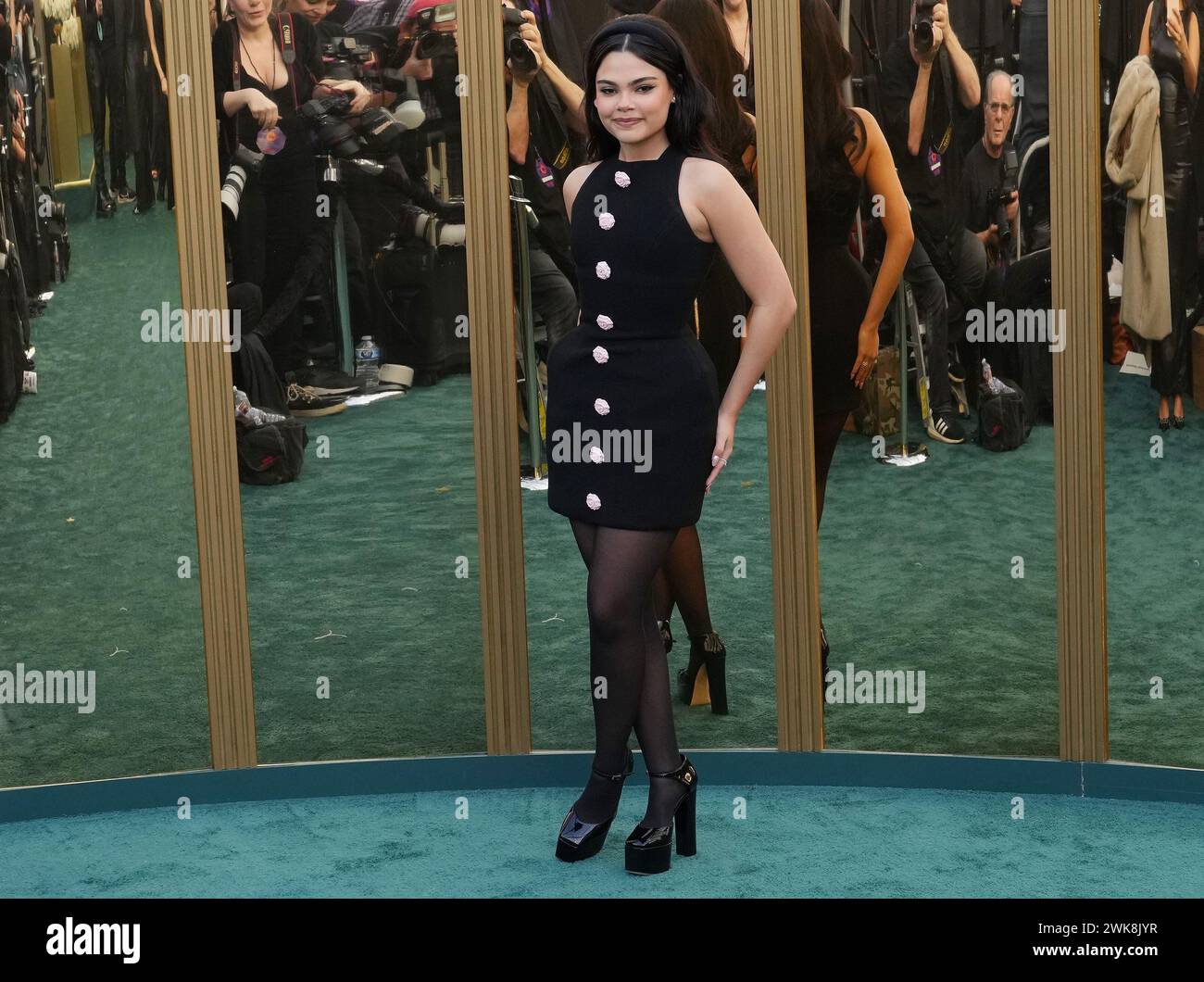 Los Angeles, États-Unis. 18 février 2024. Ariana Greenblatt marchant sur le tapis rouge aux People's Choice Awards qui se sont tenus au Barker Hangar à Santa Monica, CA le dimanche, ?février 18, 2024. (Photo de Sthanlee B. Mirador/Sipa USA) crédit : Sipa USA/Alamy Live News Banque D'Images