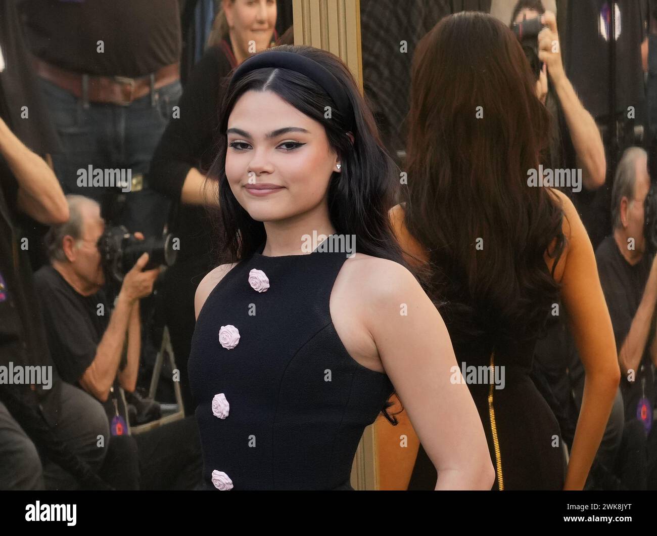 Los Angeles, États-Unis. 18 février 2024. Ariana Greenblatt marchant sur le tapis rouge aux People's Choice Awards qui se sont tenus au Barker Hangar à Santa Monica, CA le dimanche, ?février 18, 2024. (Photo de Sthanlee B. Mirador/Sipa USA) crédit : Sipa USA/Alamy Live News Banque D'Images