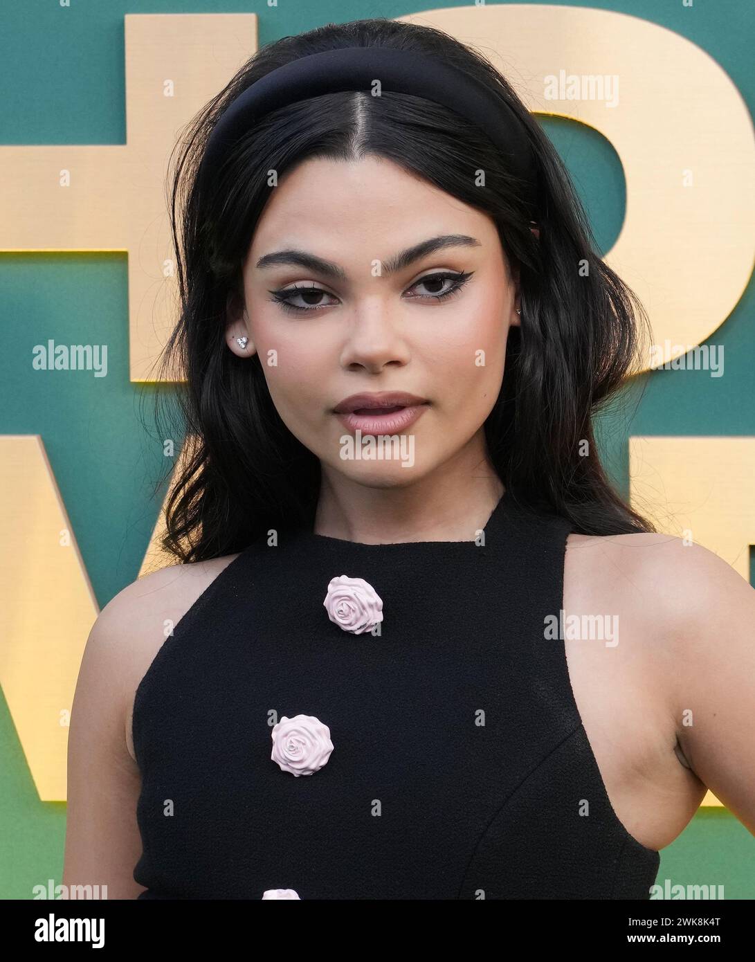 Los Angeles, États-Unis. 18 février 2024. Ariana Greenblatt marchant sur le tapis rouge aux People's Choice Awards qui se sont tenus au Barker Hangar à Santa Monica, CA le dimanche, ?février 18, 2024. (Photo de Sthanlee B. Mirador/Sipa USA) crédit : Sipa USA/Alamy Live News Banque D'Images