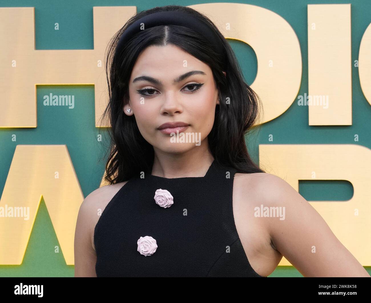 Los Angeles, États-Unis. 18 février 2024. Ariana Greenblatt marchant sur le tapis rouge aux People's Choice Awards qui se sont tenus au Barker Hangar à Santa Monica, CA le dimanche, ?février 18, 2024. (Photo de Sthanlee B. Mirador/Sipa USA) crédit : Sipa USA/Alamy Live News Banque D'Images