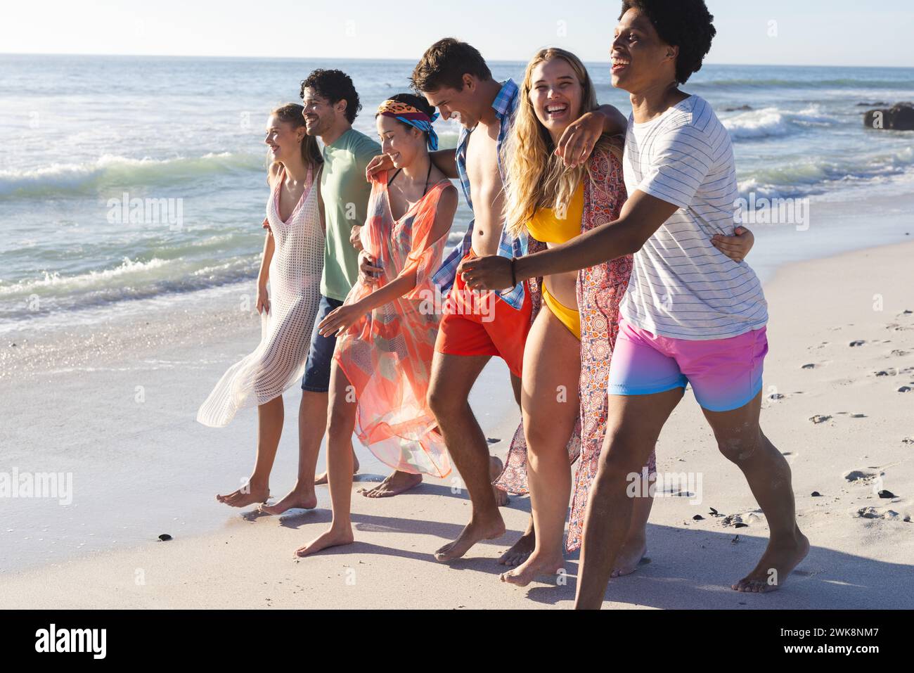 Un groupe diversifié d'amis profite d'une journée de plage ensemble Banque D'Images