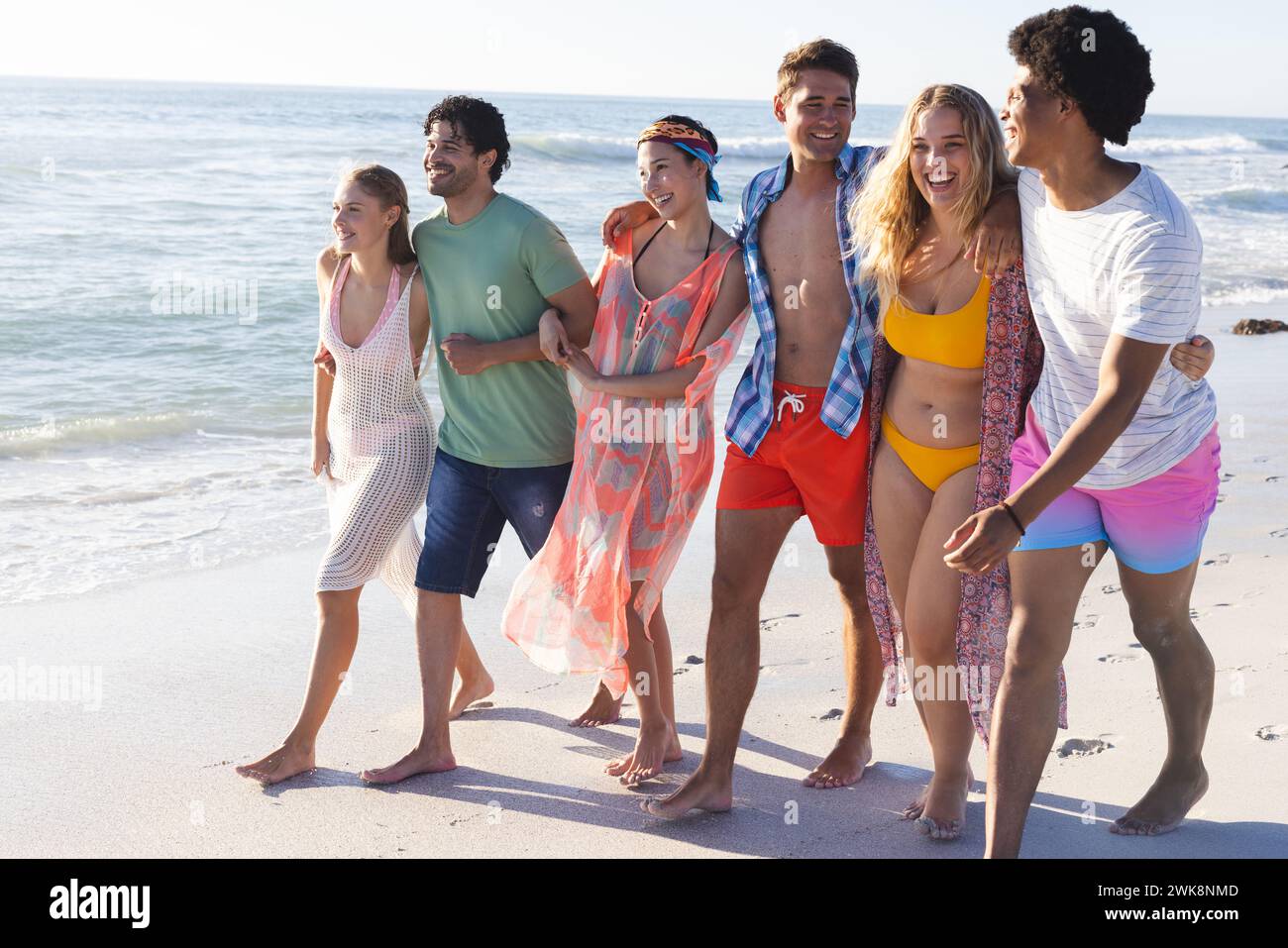 Un groupe diversifié d'amis profite d'une journée de plage ensemble Banque D'Images
