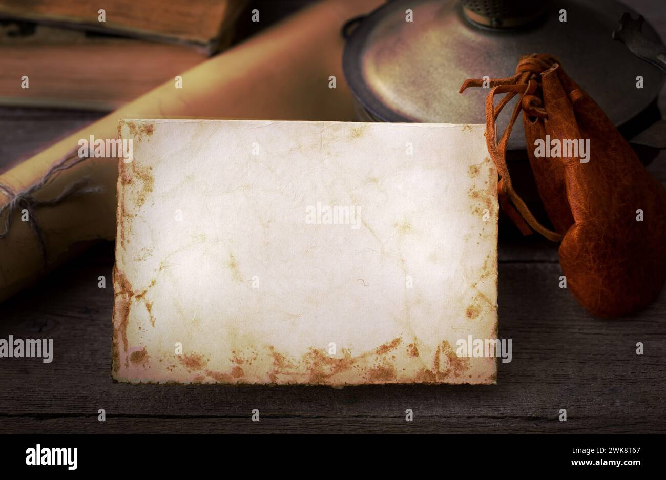 Carte vierge vintage sur table avec lampe et sac à main. Espace pour le texte Banque D'Images