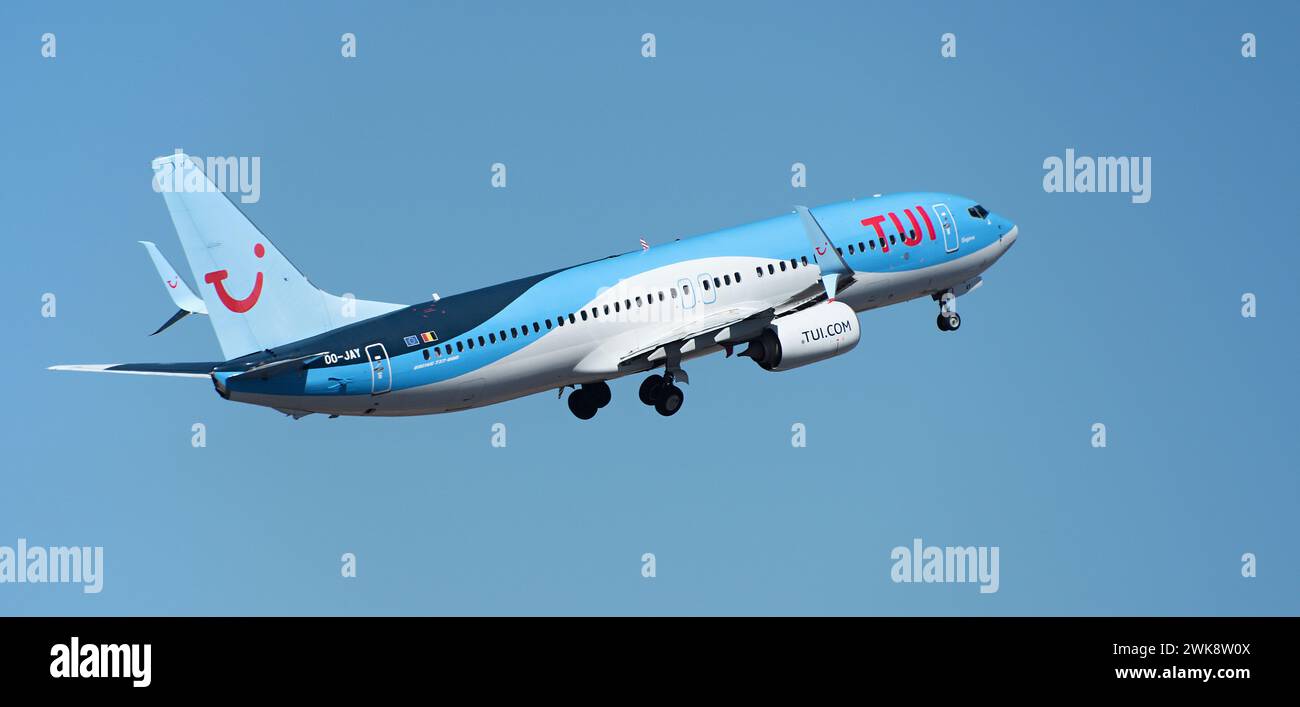 Tenerife, Espagne 16 février 2024. Boeing 737-8K5. TUI Airlines vole dans le ciel bleu Banque D'Images