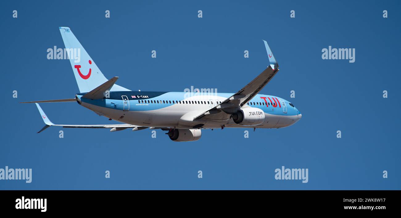 Tenerife, Espagne 16 février 2024. Boeing 737-8K5. TUI Airlines vole dans le ciel bleu Banque D'Images