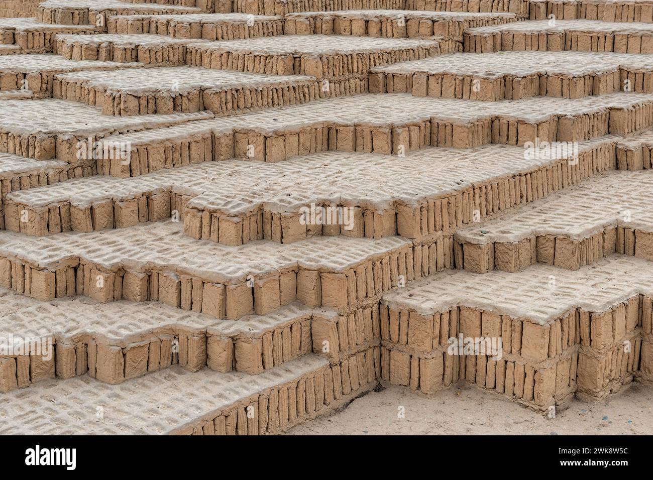 Détails architecturaux de la pyramide à étapes Huaca Pucllana adobe et argile de la culture Lima, district de Miraflores, Lima, Pérou. Banque D'Images