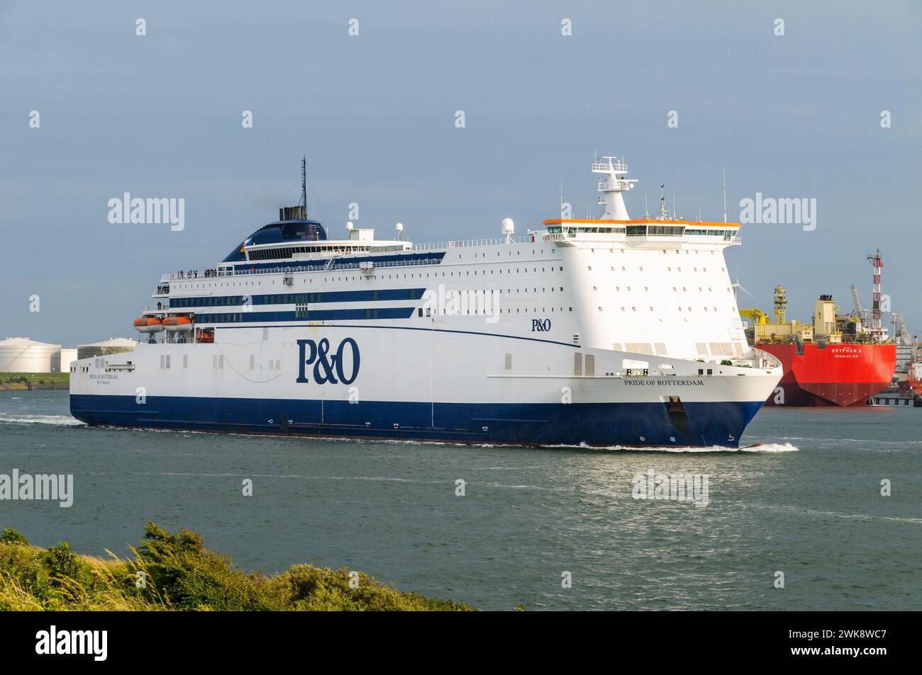 ROTTERDAM EUROPOORT, PAYS-BAS - 9 JUIN 2012 : le ferry Pride of Rotterdam quitte le port de Rotterdam Europoort aux pays-Bas avec d Banque D'Images ROTTERDAM EUROPOORT, PAYS-BAS - 9 JUIN 2012 : le ferry Pride of Rotterdam quitte le port de Rotterdam Europoort aux pays-Bas avec d Banque D'Images