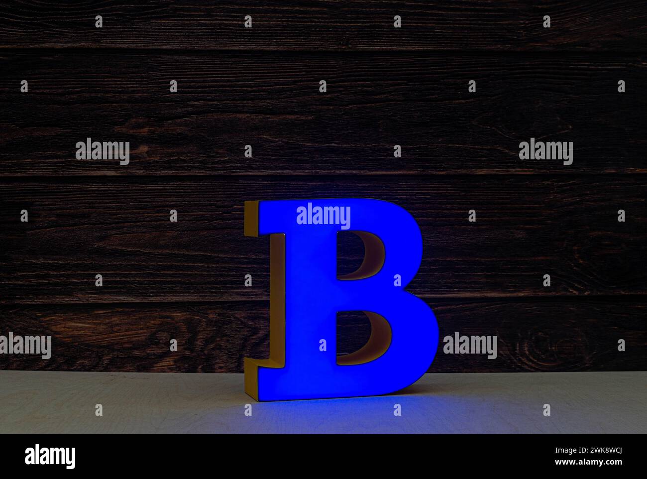 La lettre claire B fait partie d'un panneau publicitaire. Couleur bleue. Banque D'Images