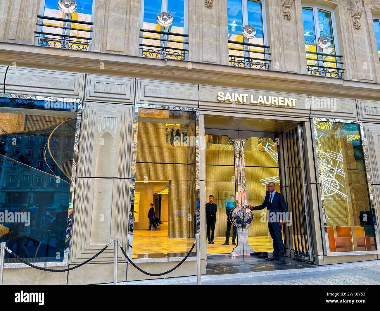 Paris, France, magasin de vêtements de luxe, Yves Saint Laurent, entrée du bâtiment principal, scènes de rue, Avenue champs-Elysées Banque D'Images