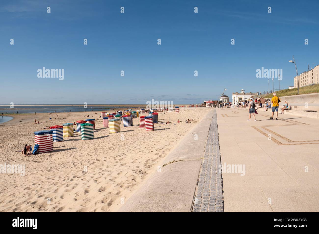 Les gens marchant sur la promenade et la plage avec des tentes sur l'île de Frise orientale Borkum, basse-Saxe, Allemagne Banque D'Images