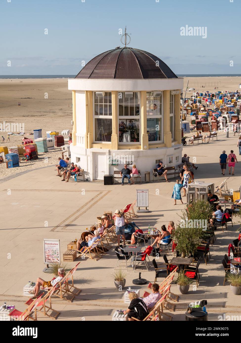 Pavillon de musique sur la promenade de la plage de l'île de Frise orientale Borkum, basse-Saxe, Allemagne Banque D'Images