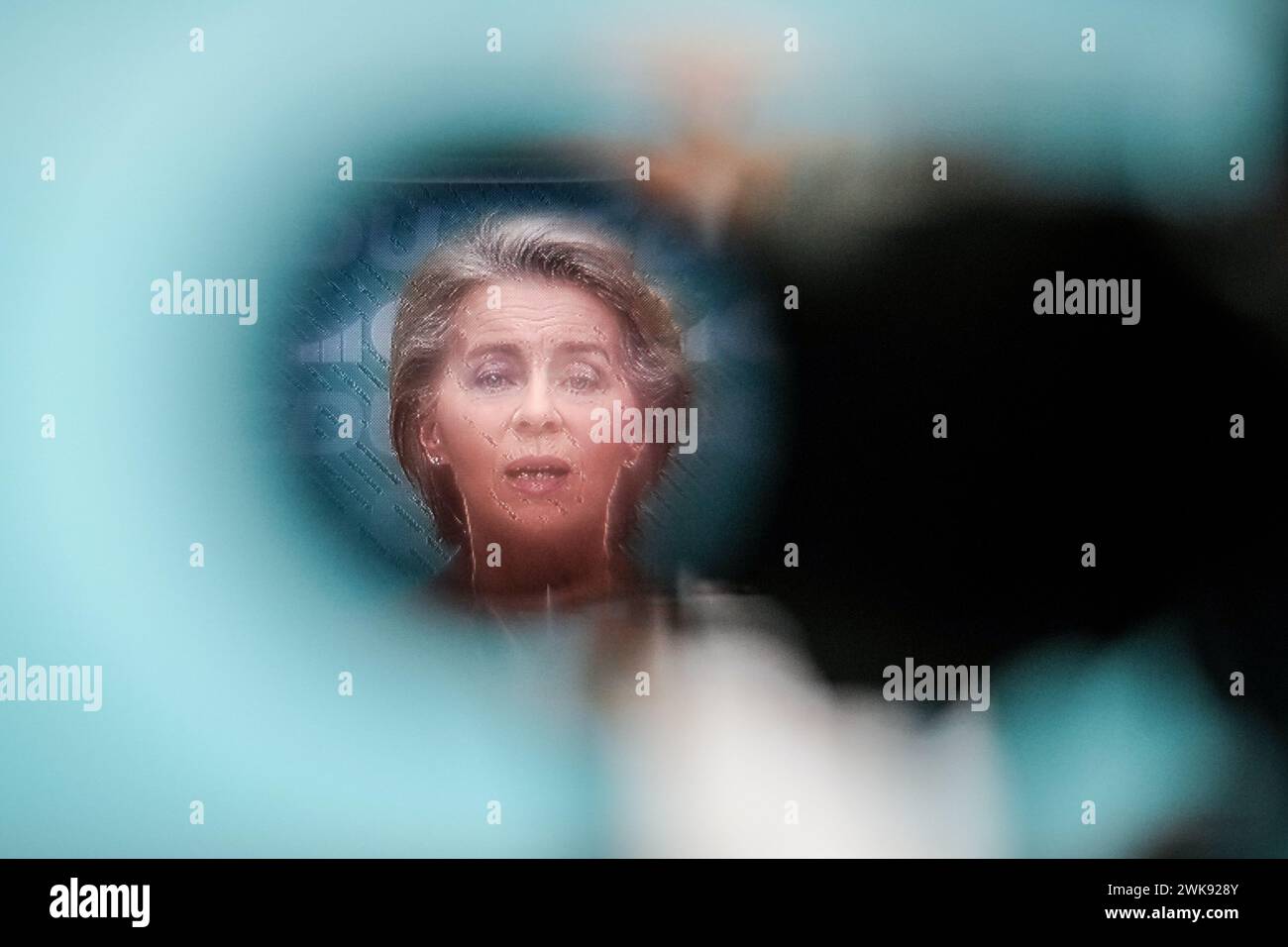Berlin, Allemagne. 19 février 2024. Ursula von der Leyen, présidente de la Commission européenne, peut être vue dans le viseur d'une caméra de télévision lors de la conférence de presse qui suit la réunion du Comité exécutif fédéral de la CDU. Von der Leyen brigue un second mandat à la présidence de la Commission européenne. Crédit : Kay Nietfeld/dpa/Alamy Live News Banque D'Images