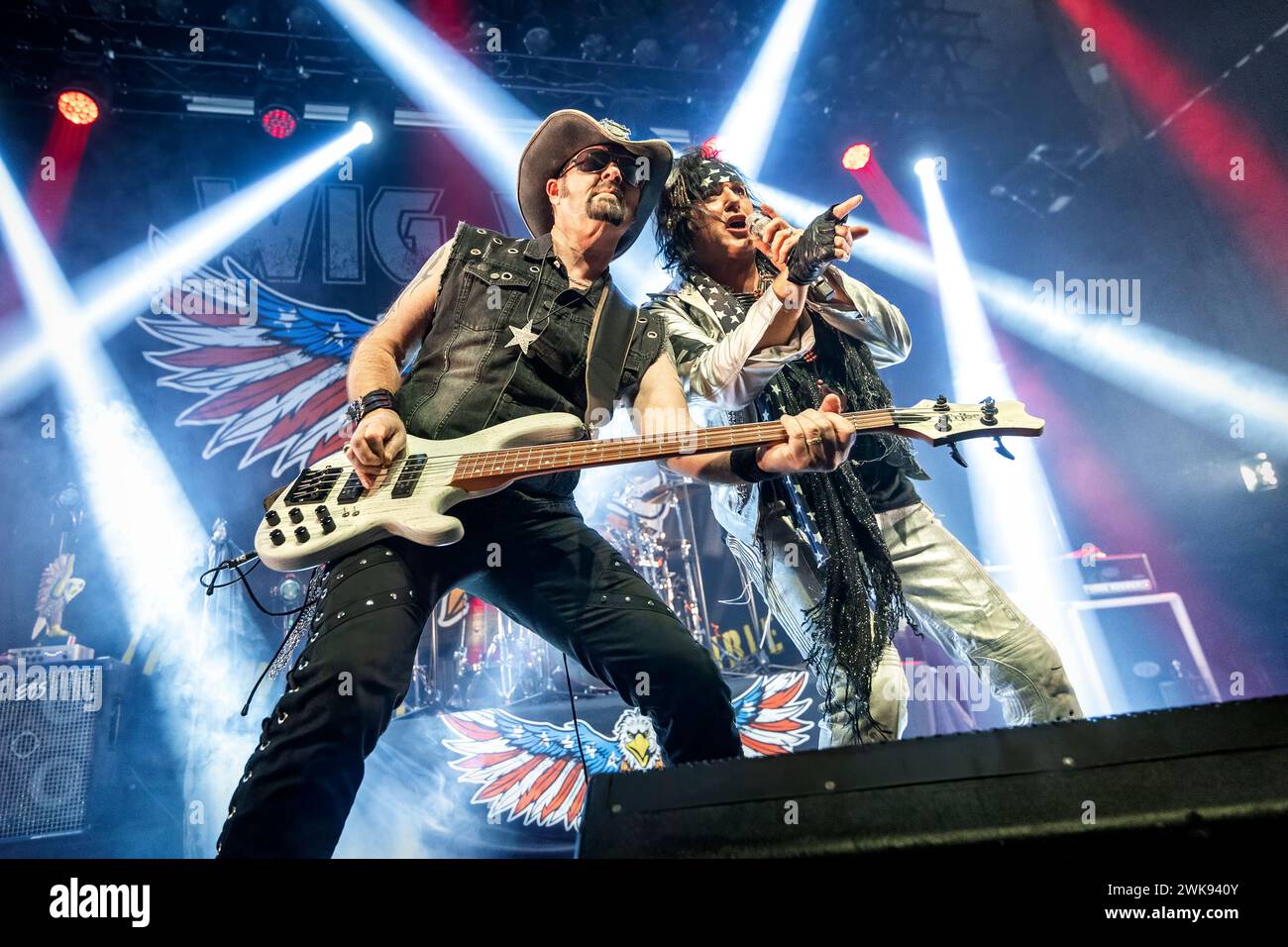 Oslo, Norvège. 17 février 2024. Le groupe norvégien de glam rock Wig Wam donne un concert au Rockefeller à Oslo. Ici le chanteur Glam est vu en live sur scène avec le bassiste Flash. (Crédit photo : Gonzales photo - Terje Dokken). Banque D'Images