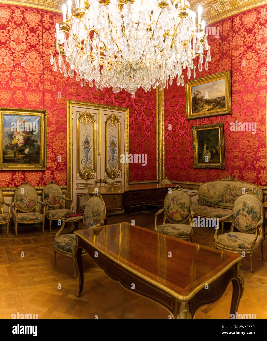 Paris, France - le 6 juillet 2018 : Appartements de Napoléon III dans le musée du Louvre. Musée du Louvre est le plus grand musée dans Word. La pièce de mobilier royal de luxe Banque D'Images