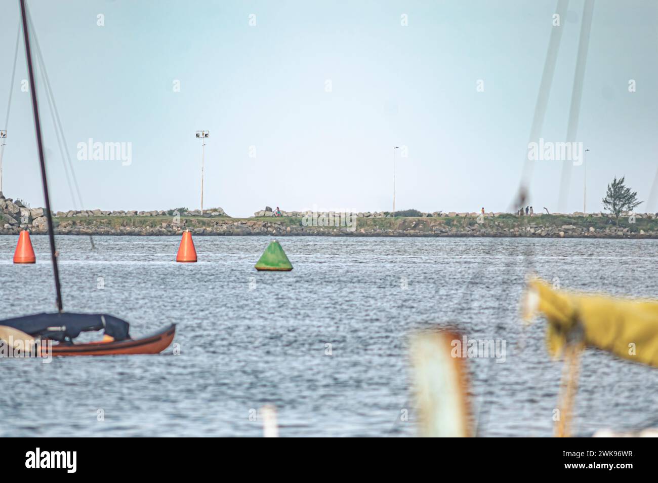 Itajaí-SC, brésil-20 janvier 2024, les bateaux se sont arrêtés à la marina de la ville par une journée nuageuse. Banque D'Images
