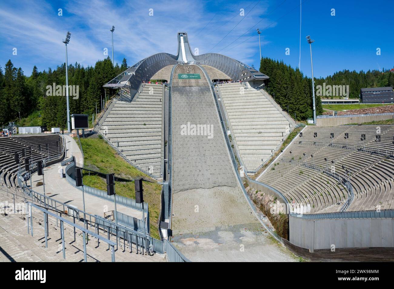 Grande colline de saut à ski située à Holmenkollen à Oslo, Norvège Banque D'Images