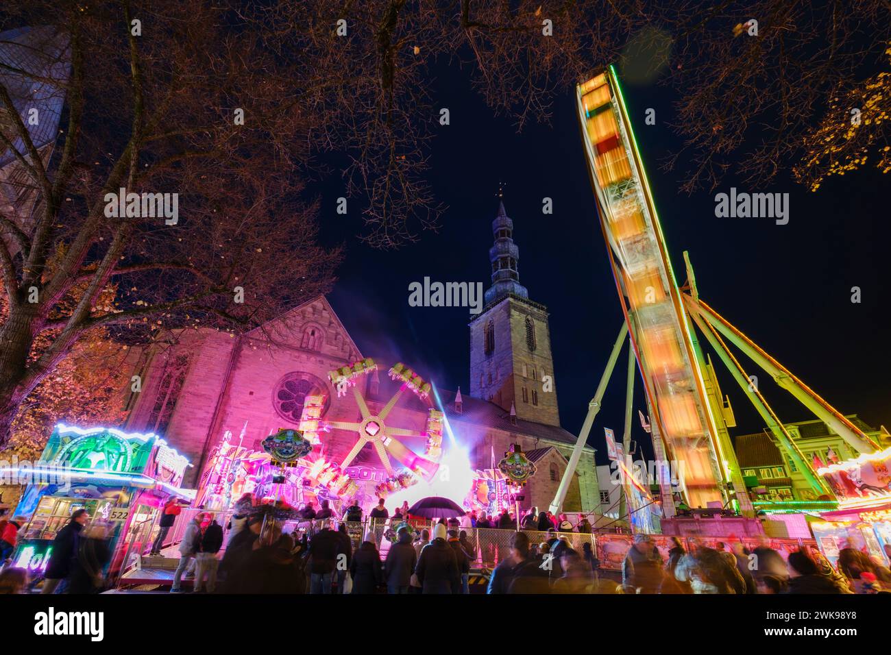 Caroussel devant l'église préparée Petri aux Allerheiligenkirmes de Soest Banque D'Images
