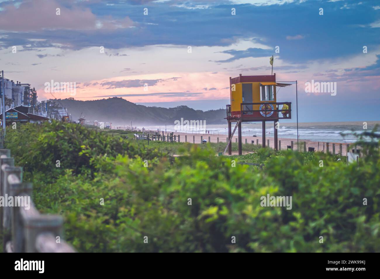 Itajaí-SC,brésil- février 01,2024, plage de brava et morro do careca, site touristique de la ville en fin d'après-midi, plage en fin d'après-midi avec une vie Banque D'Images
