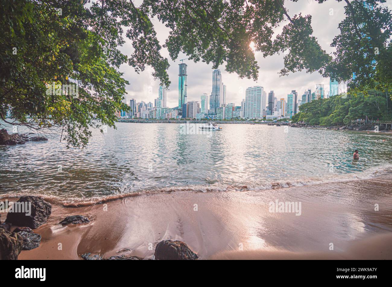 Balneario camboriu-SC, brésil- février 01,2024, plage de la ville avec la ville et les bâtiments en arrière-plan, photo de paysage. Banque D'Images