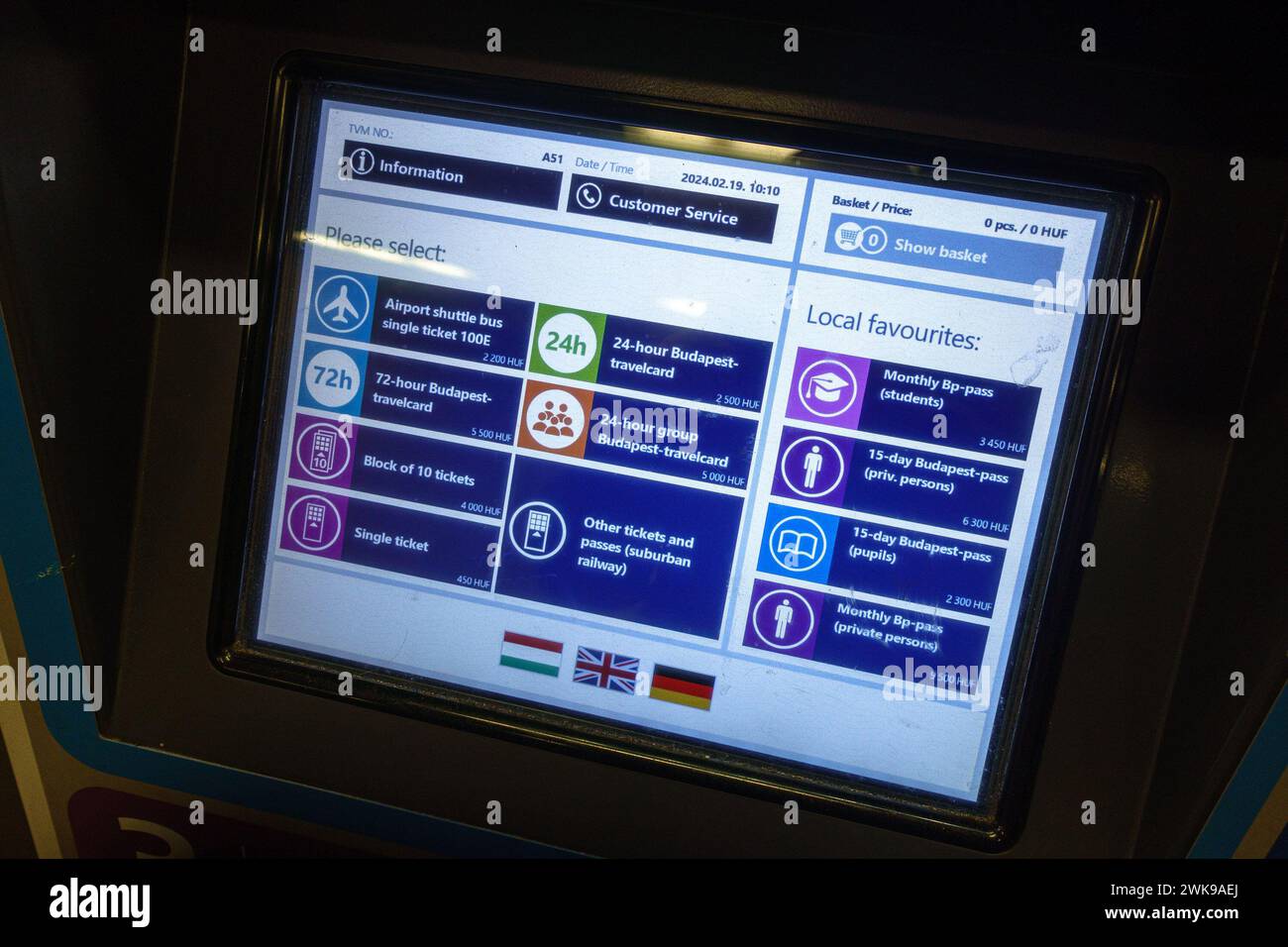 Le menu d'un distributeur automatique de billets de transport public BKK à Budapest Banque D'Images