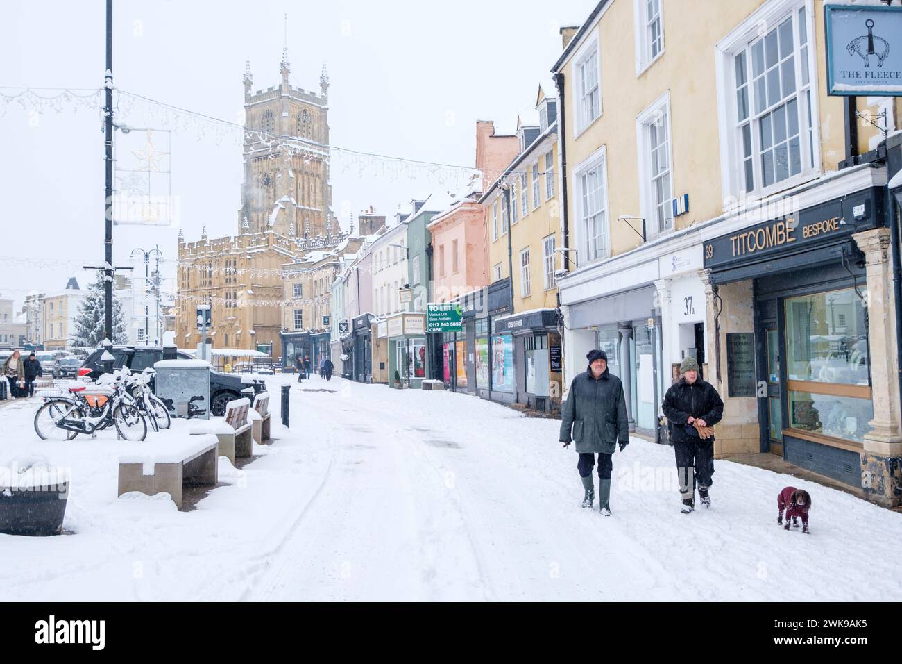De fortes chutes de neige sont tombées dans le Cirencester dans les Cotswolds. Les gens sont vus marcher et jouer dans le parc Cirencester et sur le terrain de l'abbaye. Banque D'Images