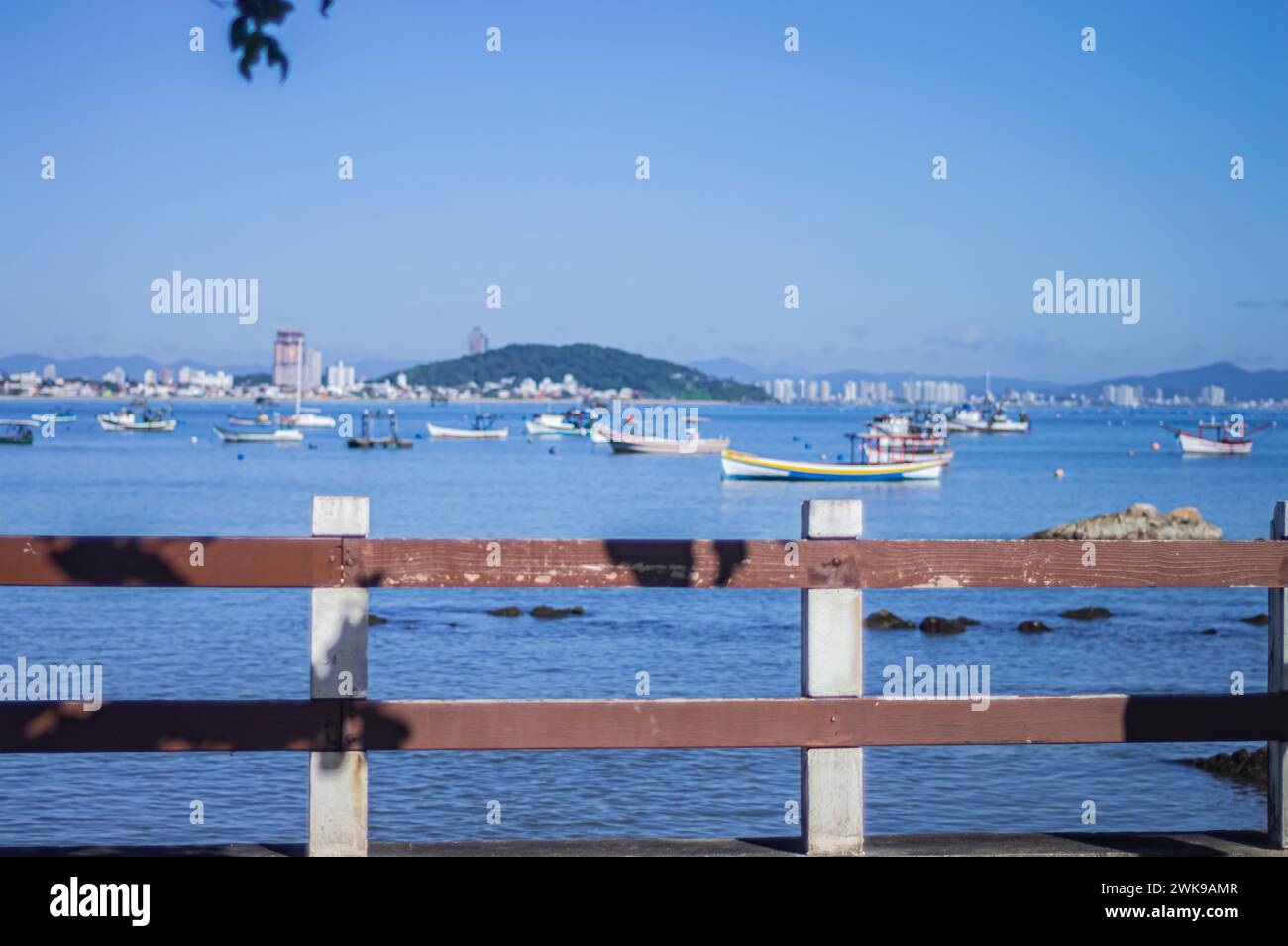 Penha-SC, brésil-18 février 2023, monument de la plage du trapiche qui est écrit 'J'aime penha' avec des bateaux de pêche et par une journée ensoleillée. Banque D'Images