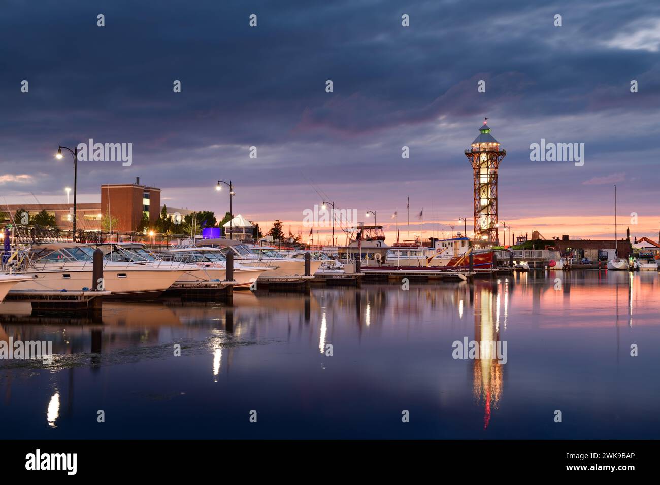 Erie, Pennsylvanie, USA Skyline et tour au crépuscule. Banque D'Images