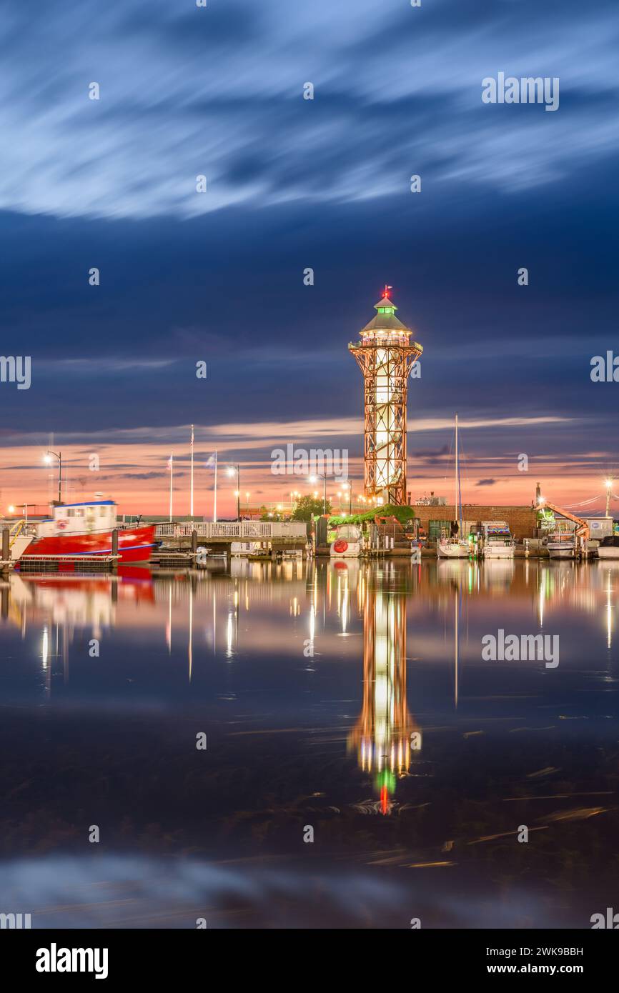 Erie, Pennsylvanie, USA Skyline et tour au crépuscule. Banque D'Images