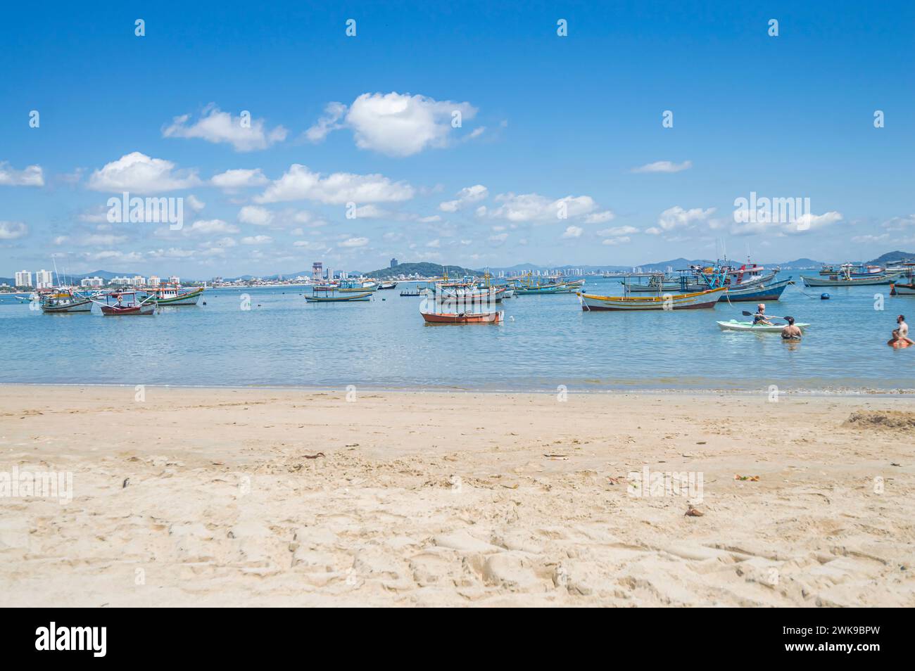 Penha-SC, brésil-février 10,2024 : les gens sur une plage de Santa Catarina avec la mer et de nombreux bateaux en arrière-plan.. Banque D'Images