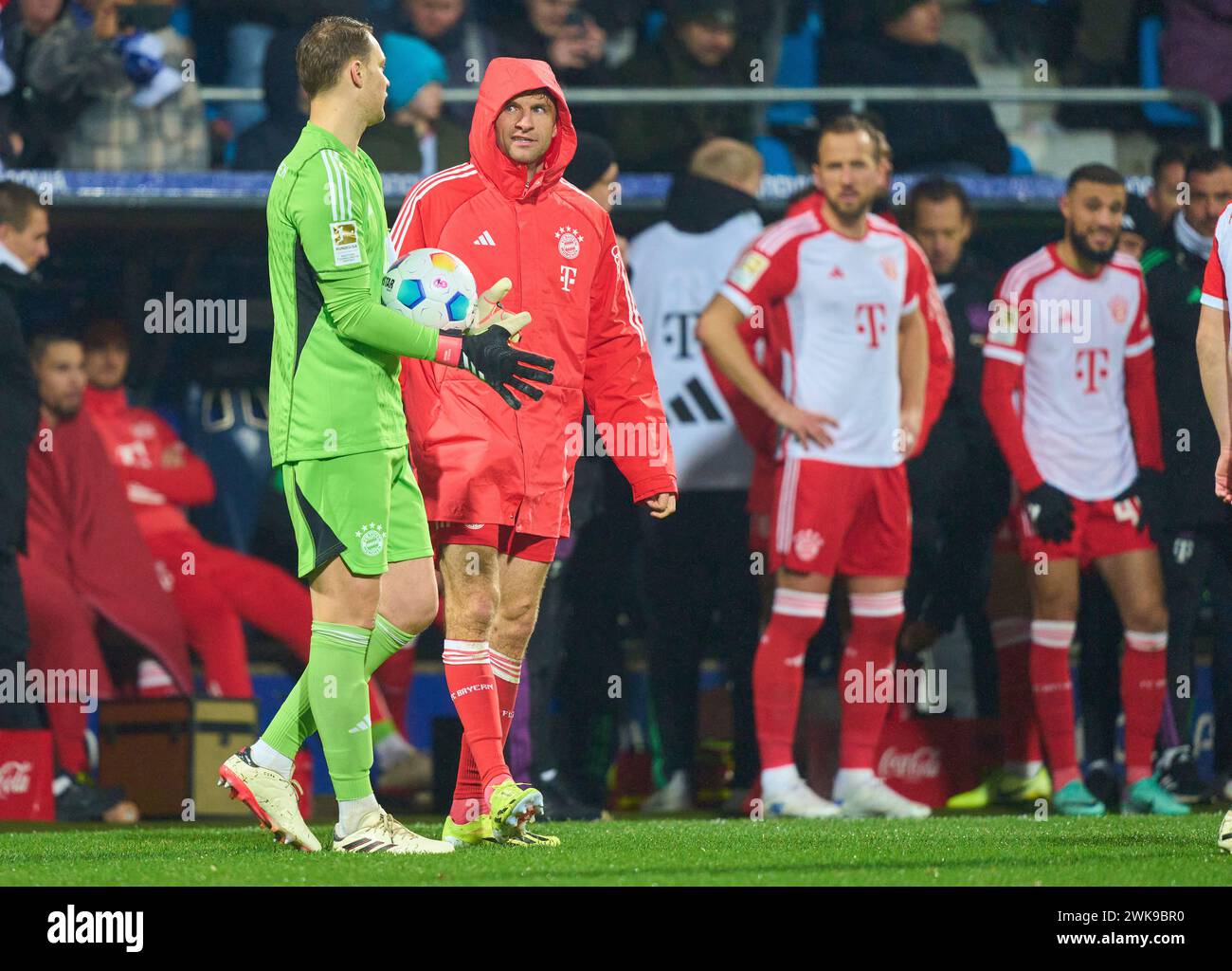 Bochum, Allemagne. 18 février 2024. Manuel NEUER, gardien de but FCB 1 Thomas MUELLER, Müller, FCB 25 Harry Kane, FCB 9 attendent pendant que les supporters manifestent contre les investisseurs de la DFL dans le match VFL BOCHUM - FC BAYERN MUENCHEN 3-2 le 18 février 2024 à Bochum, Allemagne. Saison 2023/2024, 1.Bundesliga, FCB, München, journée 22, 22.Spieltag crédit : Peter Schatz/Alamy Live News Banque D'Images