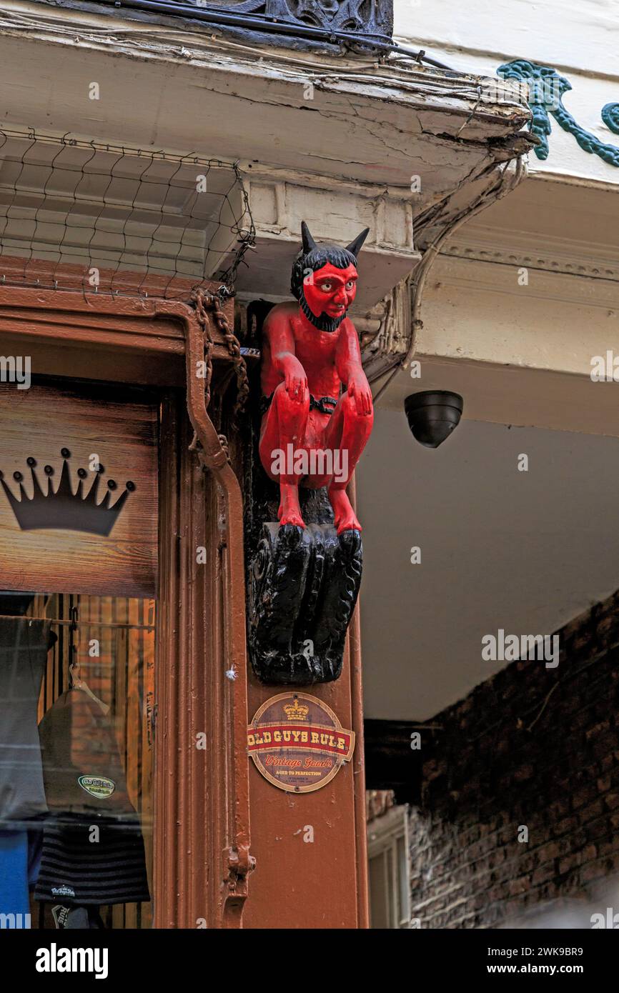 YORK, GRANDE-BRETAGNE - 9 SEPTEMBRE 2014 : il s'agit d'une figurine symbolique en bois d'un diable rouge sur une ancienne imprimerie. Banque D'Images