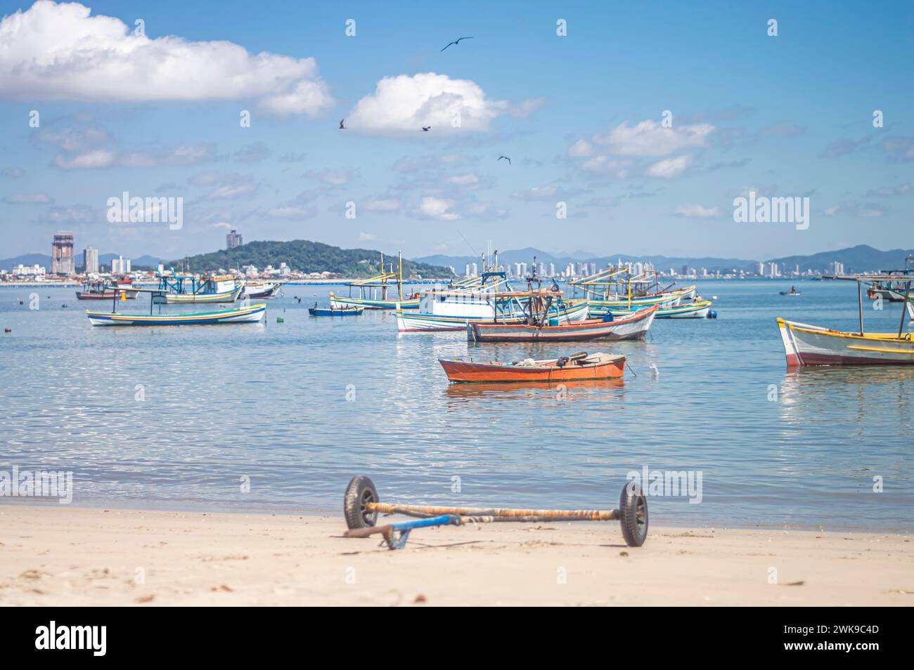 Penha-SC, brésil-février 10,2024 : bateaux arrêtés en mer, bateaux de pêcheurs arrêtés sur la plage par un jour ensoleillé, plage de Trapiche-Penha-santa catarina Banque D'Images