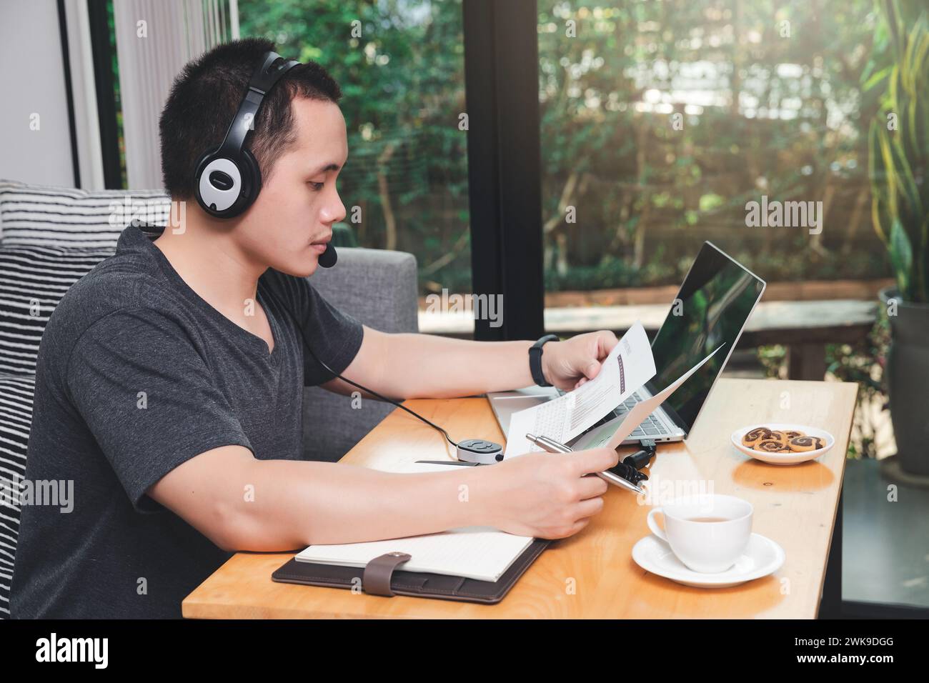 Appel vidéo d'homme d'affaires avec des clients sur un ordinateur portable dans le bureau à domicile. Homme porter un casque d'écoute de vidéo d'appel ou de formation à distance e-penses cours en ligne. Banque D'Images