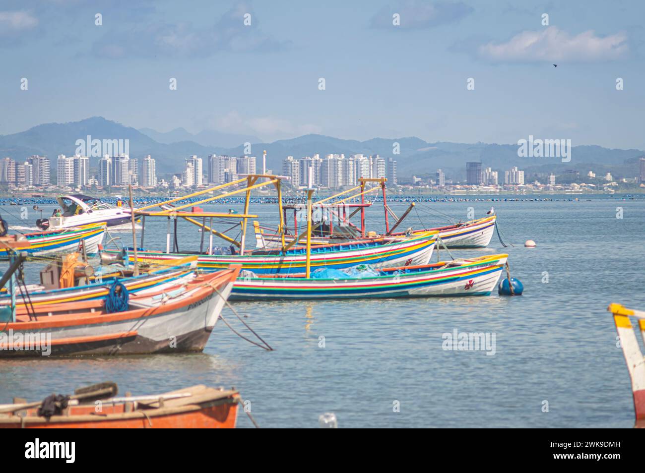 Penha-SC, brésil-février 10,2024 : bateaux arrêtés en mer, bateaux de pêcheurs arrêtés sur la plage par un jour ensoleillé, plage de Trapiche-Penha-santa catarina Banque D'Images