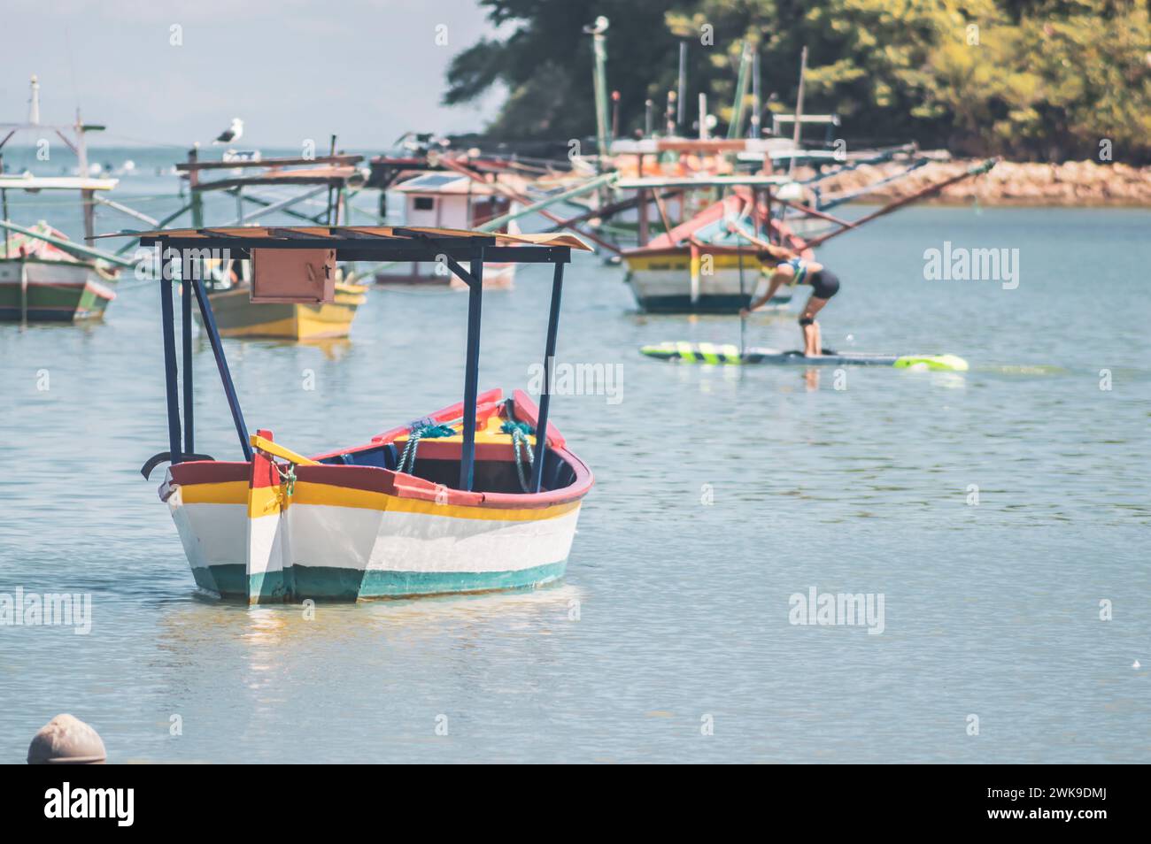 Penha-SC, brésil-février 10,2024 : bateaux arrêtés en mer, bateaux de pêcheurs arrêtés sur la plage par un jour ensoleillé, plage de Trapiche-Penha-santa catarina Banque D'Images