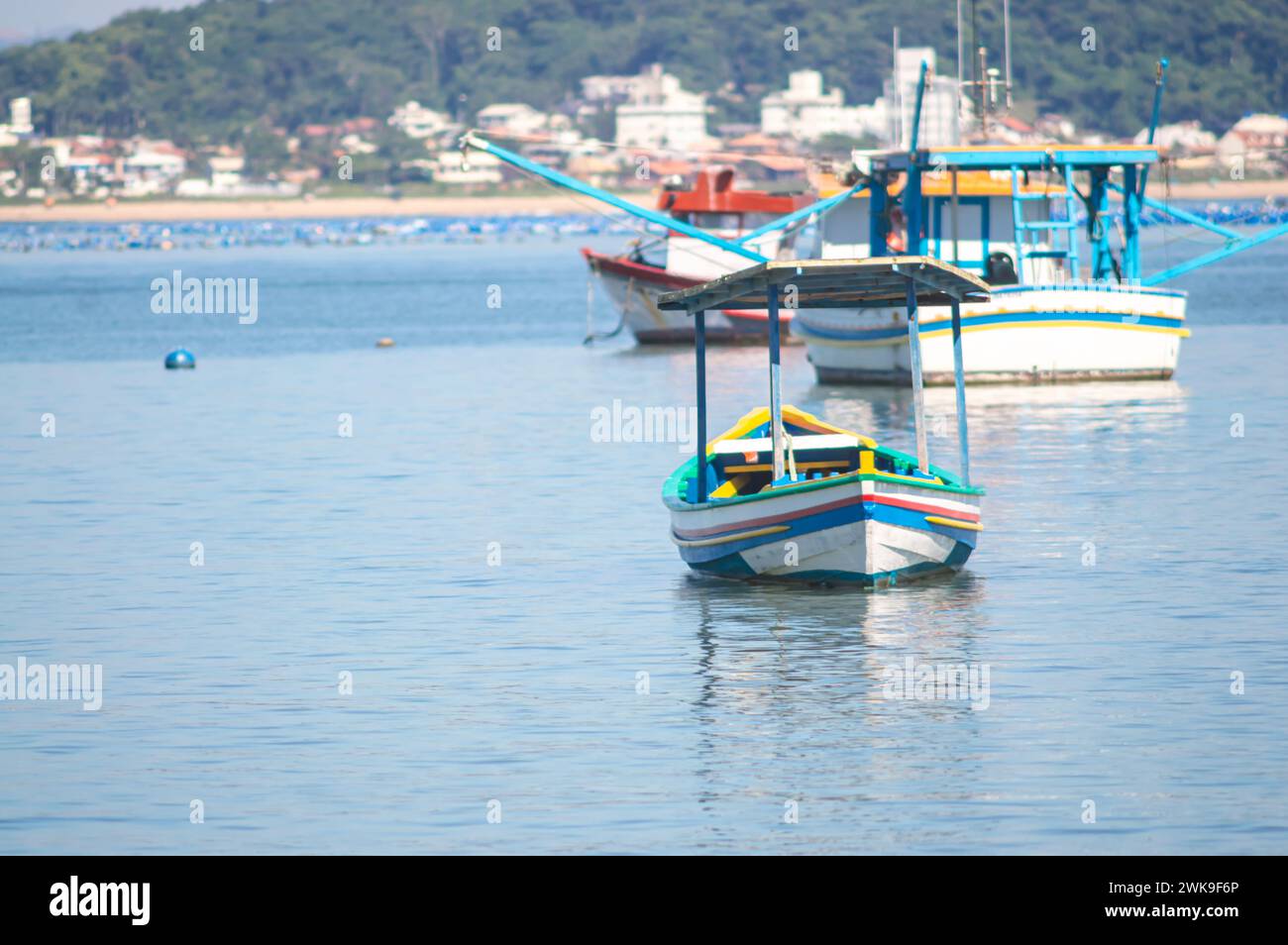 Penha-SC, brésil-février 10,2024 : bateaux arrêtés en mer, bateaux de pêcheurs arrêtés sur la plage par un jour ensoleillé, plage de Trapiche-Penha-santa catarina Banque D'Images