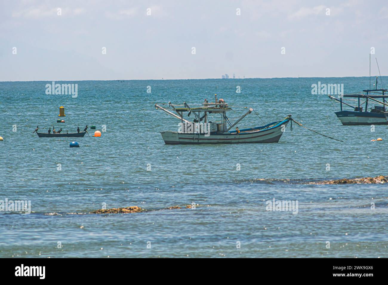 Penha-SC, brésil-février 10,2024 : bateaux arrêtés en mer, bateaux de pêcheurs arrêtés sur la plage par un jour ensoleillé, plage de Trapiche-Penha-santa catarina Banque D'Images