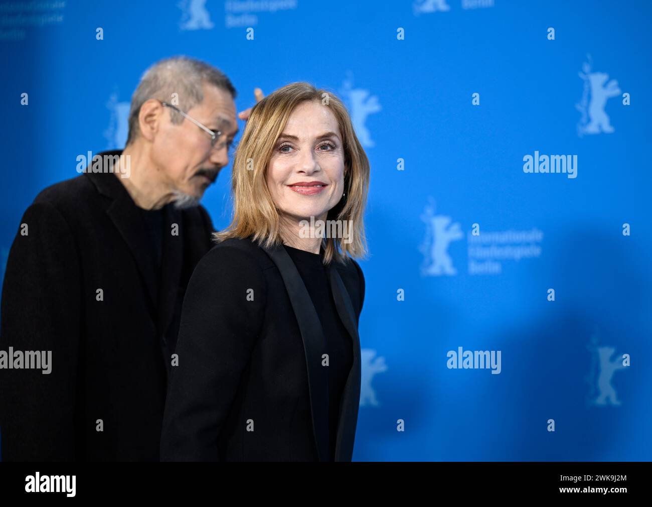 19 février 2024, Berlin : L'actrice Isabelle Huppert et le réalisateur Hong Sangsoo lors de la photocall du film 'Yeohaengjaui pilyo' (anglais : 'Travelers Needs', section compétition) à la Berlinale. Le 74ème Festival International du film de Berlin aura lieu du 15 au 25 février 2024. Photo : Monika Skolimowska/dpa Banque D'Images