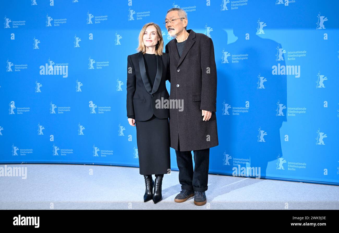 19 février 2024, Berlin : L'actrice Isabelle Huppert et le réalisateur Hong Sangsoo lors de la photocall du film 'Yeohaengjaui pilyo' (anglais : 'Travelers Needs', section compétition) à la Berlinale. Le 74ème Festival International du film de Berlin aura lieu du 15 au 25 février 2024. Photo : Monika Skolimowska/dpa Banque D'Images