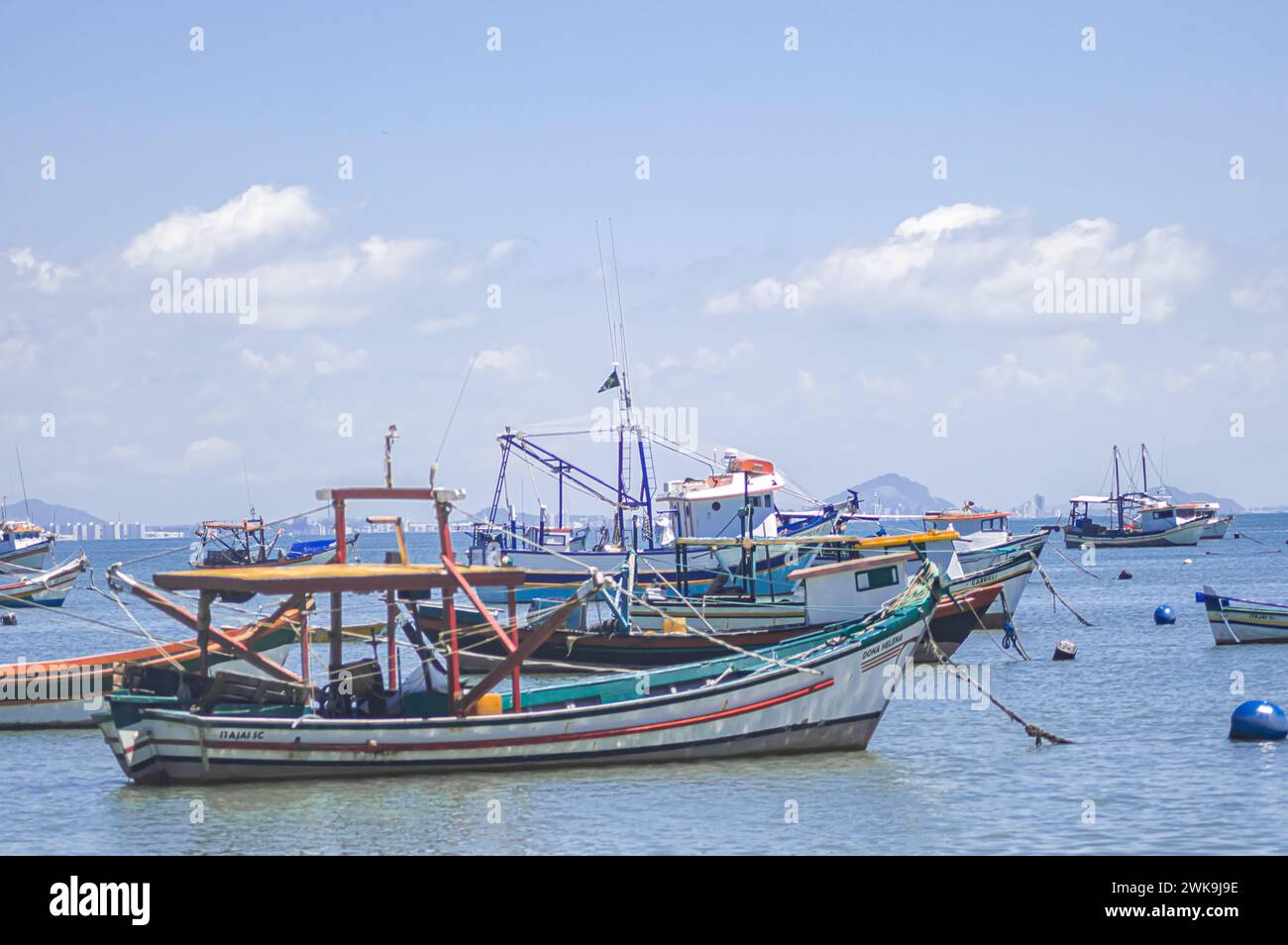 Penha-SC, brésil-février 10,2024 : bateaux arrêtés en mer, bateaux de pêcheurs arrêtés sur la plage par un jour ensoleillé, plage de Trapiche-Penha-santa catarina Banque D'Images