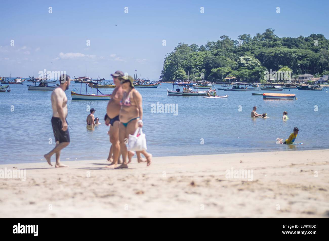 Penha-SC, brésil-février 10,2024 : les gens sur une plage de Santa Catarina avec la mer et de nombreux bateaux en arrière-plan.. Banque D'Images