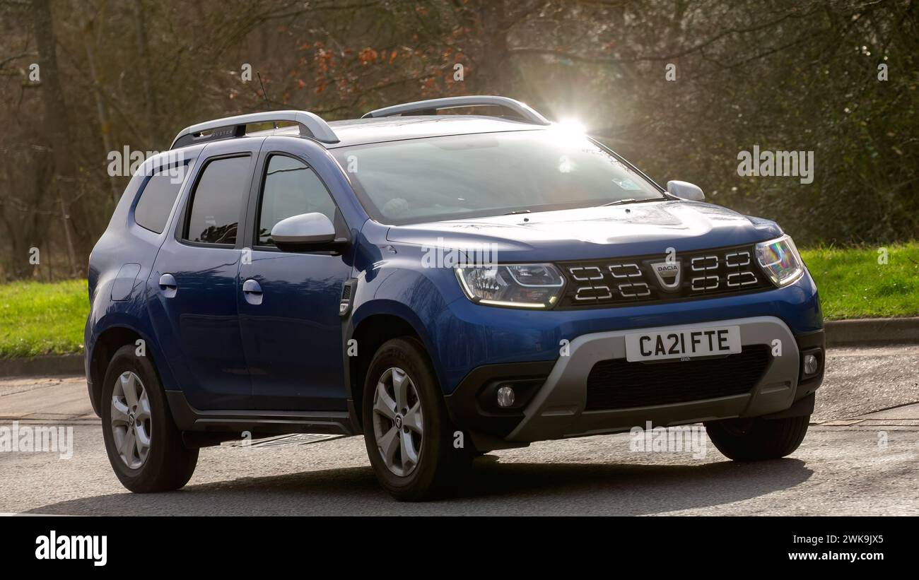 Milton Keynes, UK-Feb 19th 2024 : 2021 voiture bleue Dacia Duster conduisant sur une route anglaise Banque D'Images
